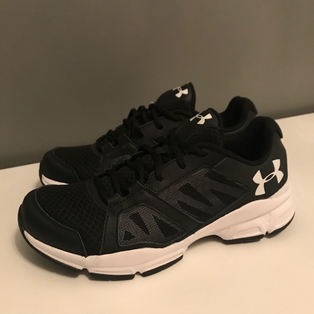 New men’s under Armour tennis shoes